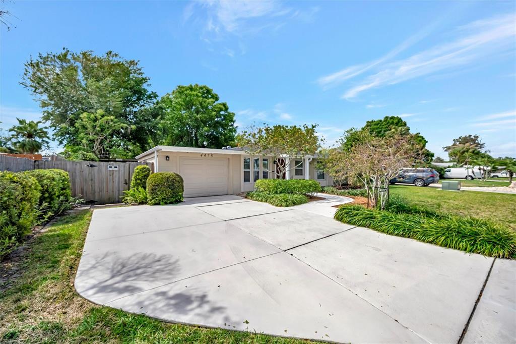 4478 Coco Ridge Circle Sarasota, FL 34233 - Photo 6 of 85 Gallery Image 6