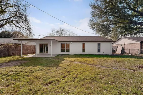 a view of a yard with a house