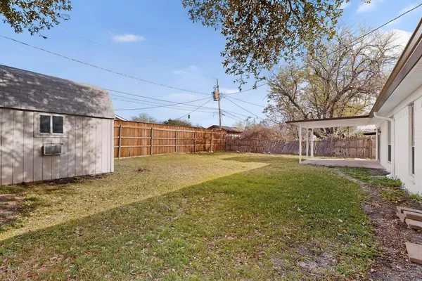 a view of a backyard