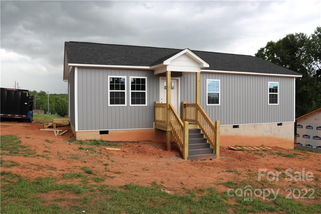 92 24th Street Northwest Hickory, NC 28601 - Photo 3 of 10 a view of a house with backyard