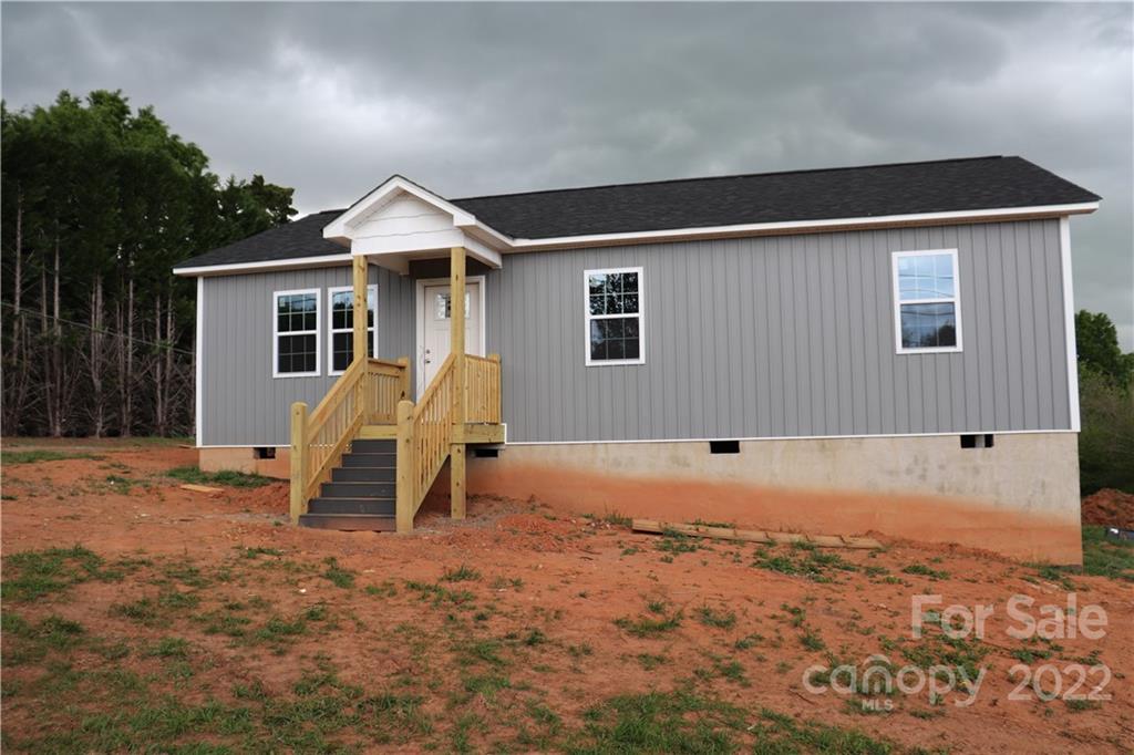 92 24th Street Northwest Hickory, NC 28601 - Photo 4 of 10 a house view with a backyard space