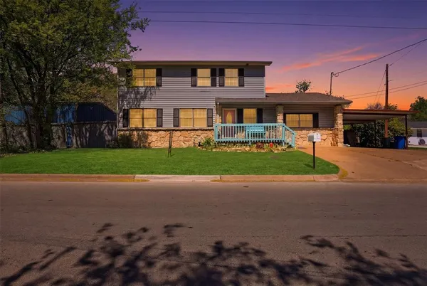 $349,990 | 500 West Rucker Street, Granbury, TX 76048