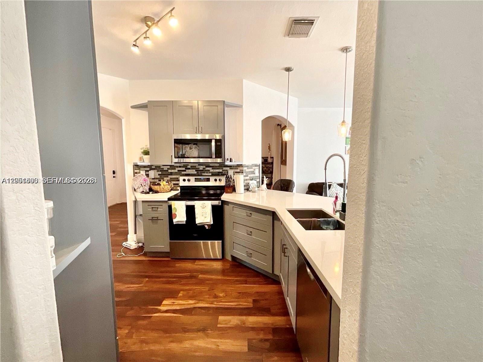 7472 Northwest 112 Path Doral, FL 33178 - Photo 17 of 40