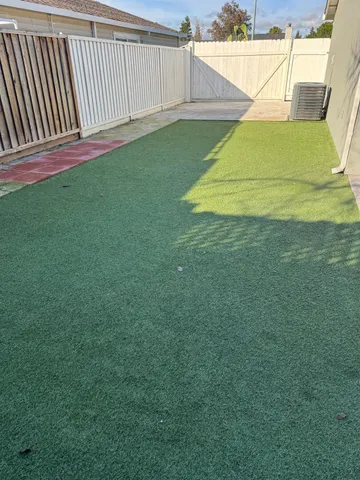 a view of a backyard