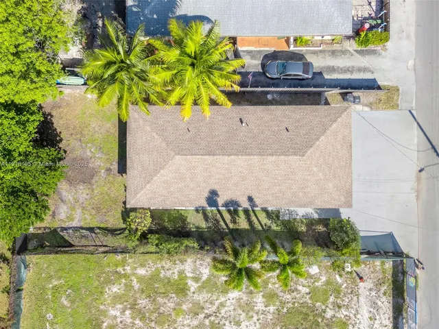 a picture of a table with chairs