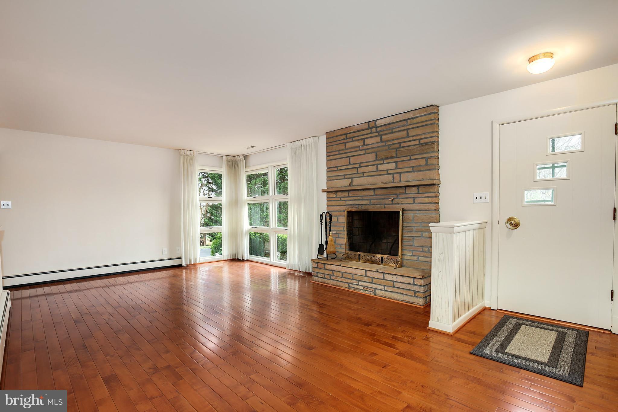 4005 Foreston Road Beltsville, MD 20705 - Photo 2 of 30 Living Room