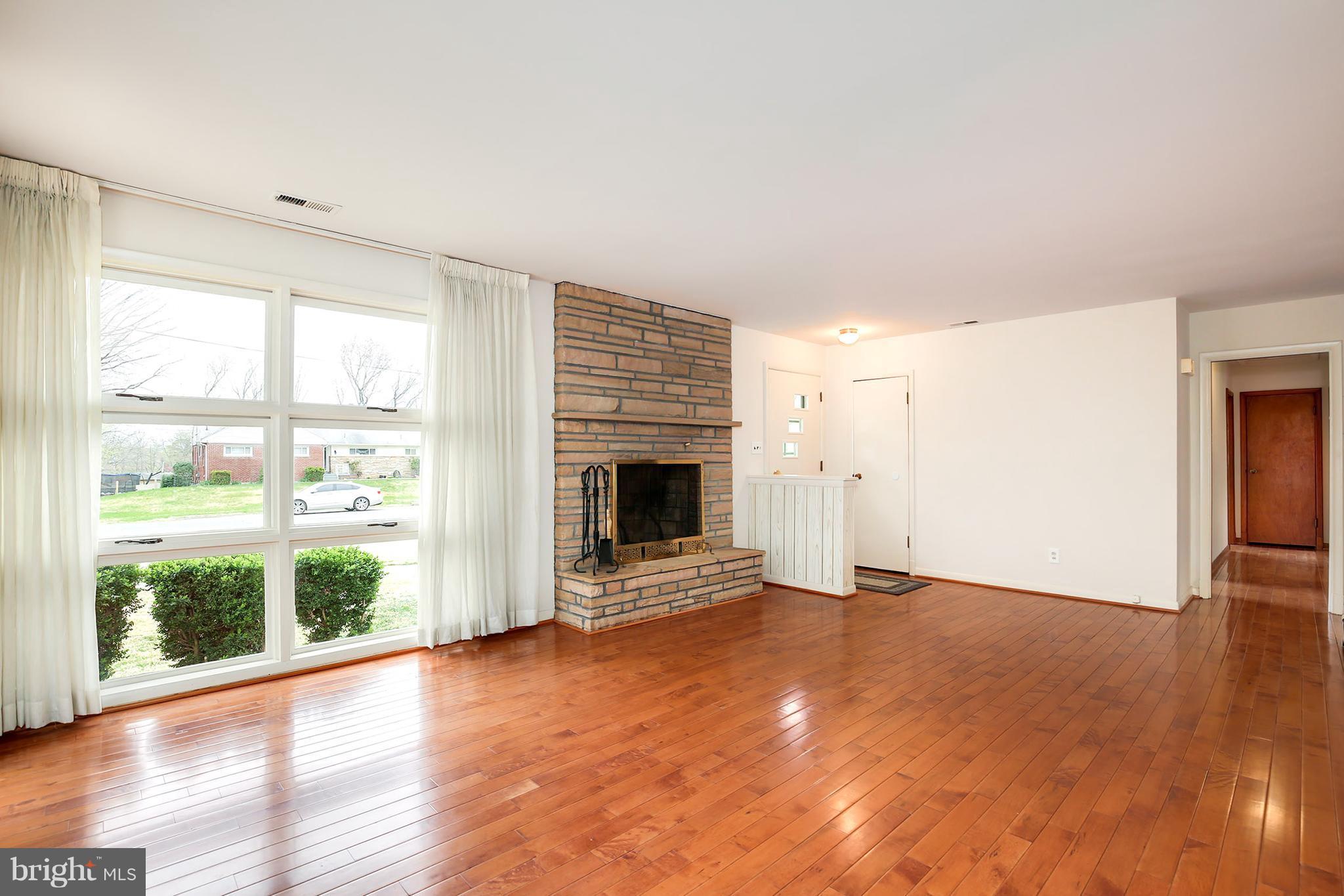 4005 Foreston Road Beltsville, MD 20705 - Photo 3 of 30 Living Room