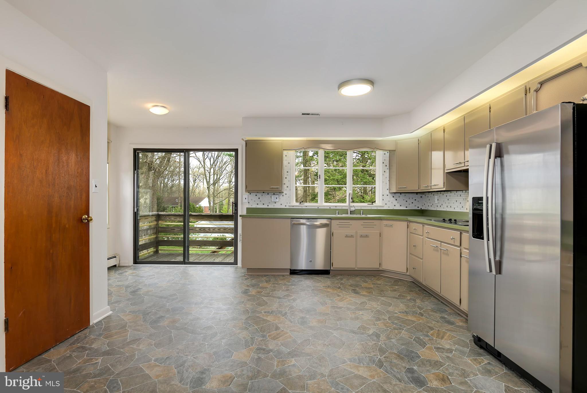 4005 Foreston Road Beltsville, MD 20705 - Photo 5 of 30 Kitchen