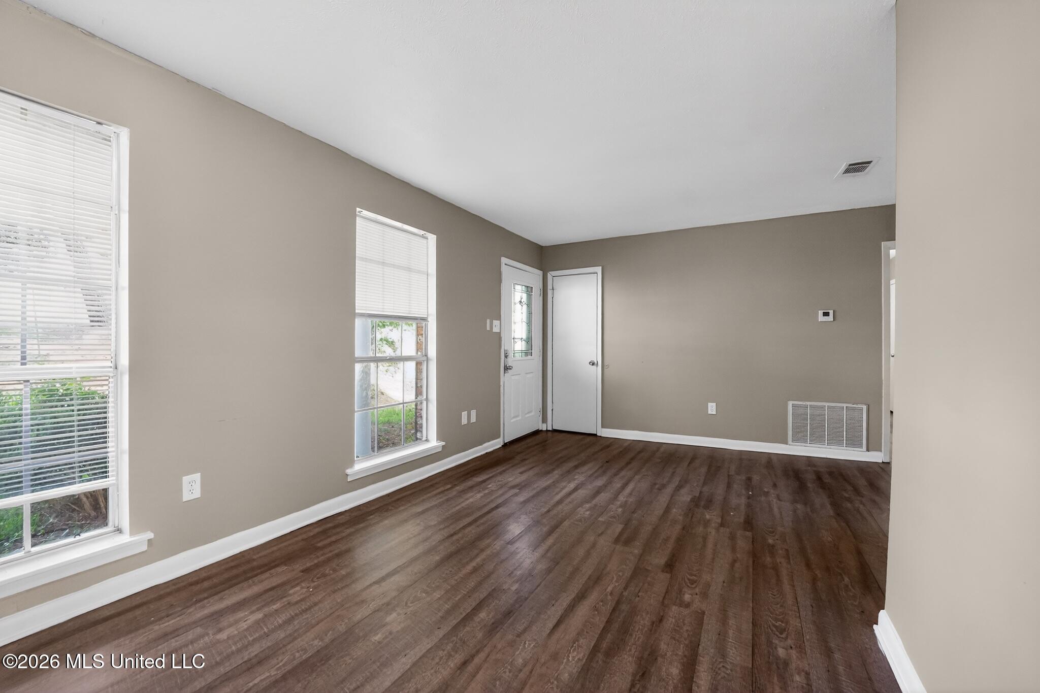 206 Valley Ridge Drive Jackson, MS 39206 - Photo 11 of 34 11_206_Valley_Ridge_Dr-Living_room-7996