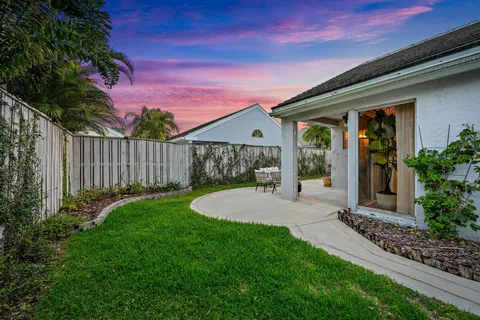 a view of a house with backyard and garden