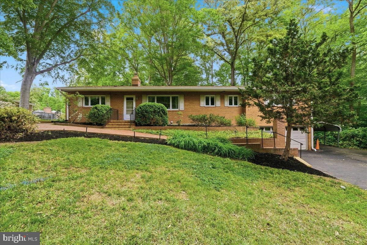 18309 Cabin Road Triangle, VA 22172 - Photo 2 of 42 front view of a house with a yard