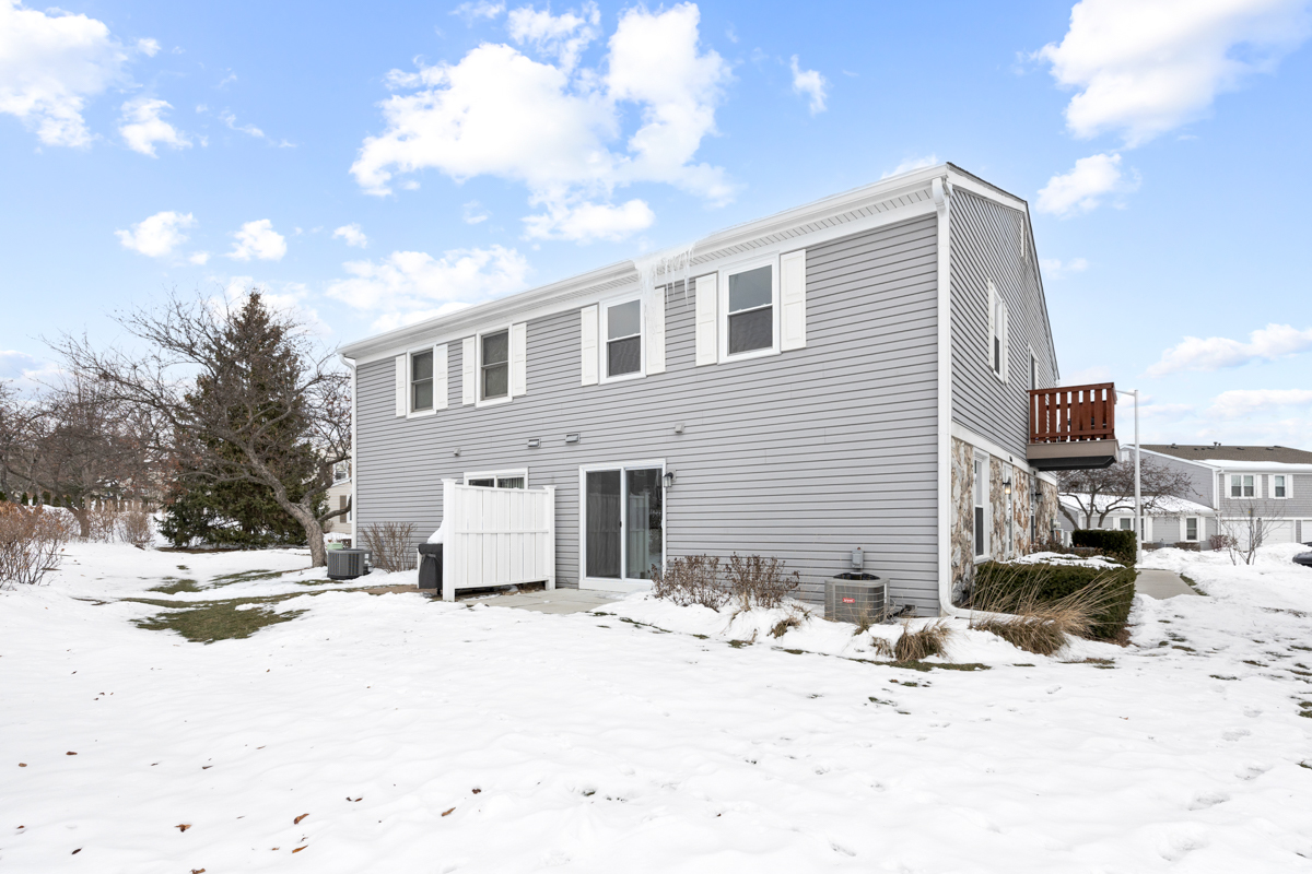 1066 Glouchester Harbor, Unit 1066 Schaumburg, IL 60193 - Photo 23 of 26 a view of a terrace with a barbeque