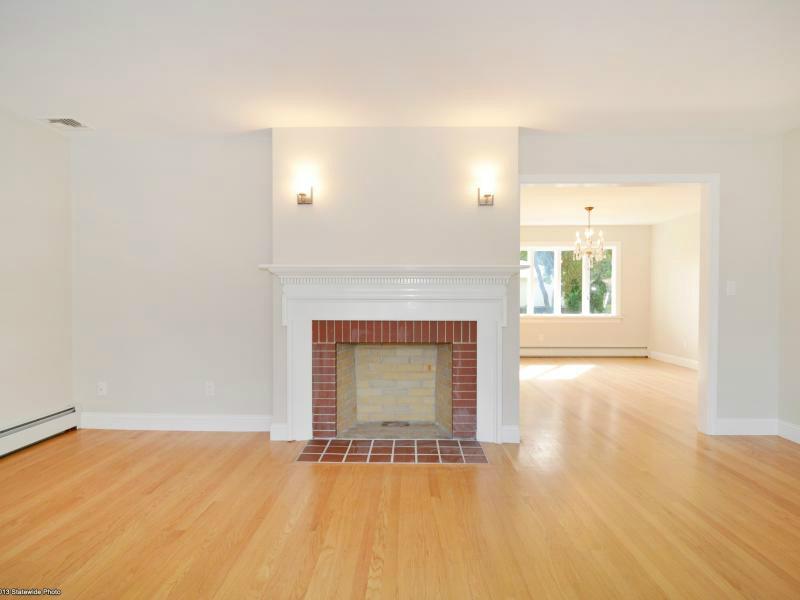 20 Crestwood Road Cranston, RI 02920 - Photo 14 of 24 Living Room.