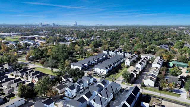 $2,500 | 8917 Sunshine Laverne Lane, Houston, TX 77080