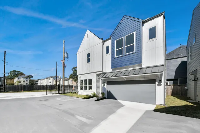 $2,500 | 8917 Sunshine Laverne Lane, Houston, TX 77080