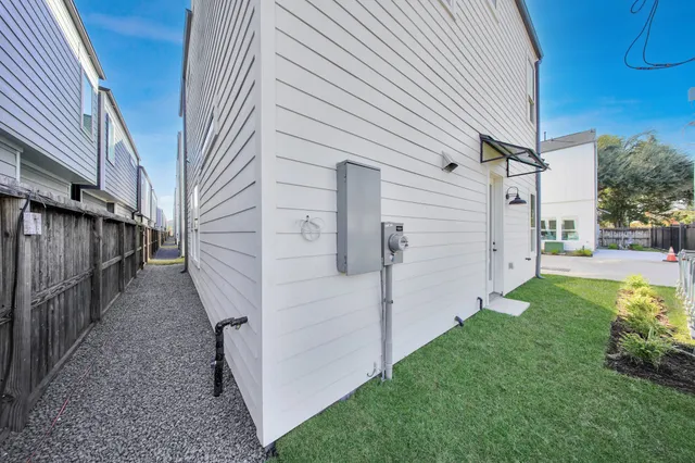 $2,500 | 8917 Sunshine Laverne Lane, Houston, TX 77080