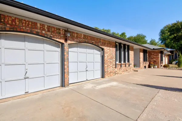 $309,900 | 1200 Oakwood Court, Derby, KS 67037