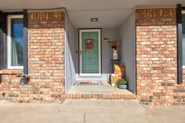 $309,900 | 1200 Oakwood Court, Derby, KS 67037