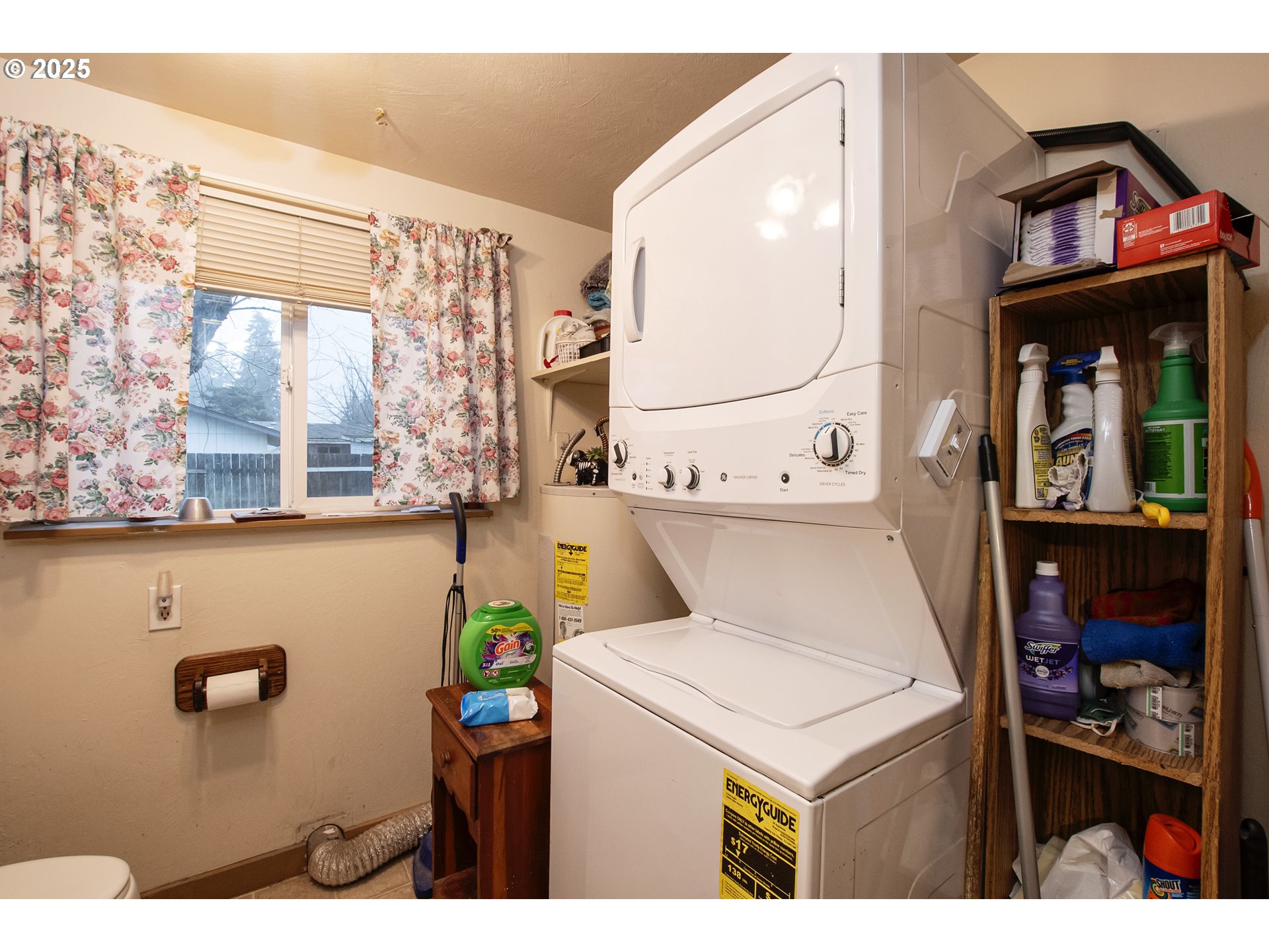 1253 30th Street Springfield, OR 97478 - Photo 12 of 15 a utility room with dryer and washer