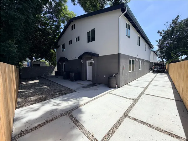 $2,099,000 | 213 East Raymond Street, Compton, CA 90220