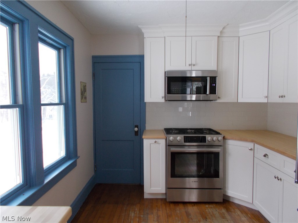 4040 Lander Road Beachwood, OH 44122 - Photo 5 of 21 Top of the line appliances.