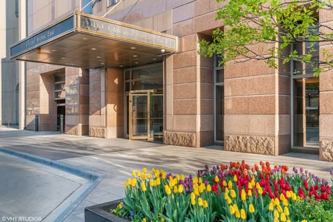 $999,500 | 161 East Chicago Avenue, Unit 33DE, Chicago, IL 60611