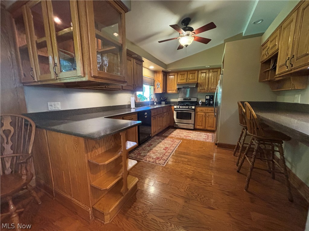385 Cochran Road Aurora, OH 44202 - Photo 5 of 35 Breakfast bar.