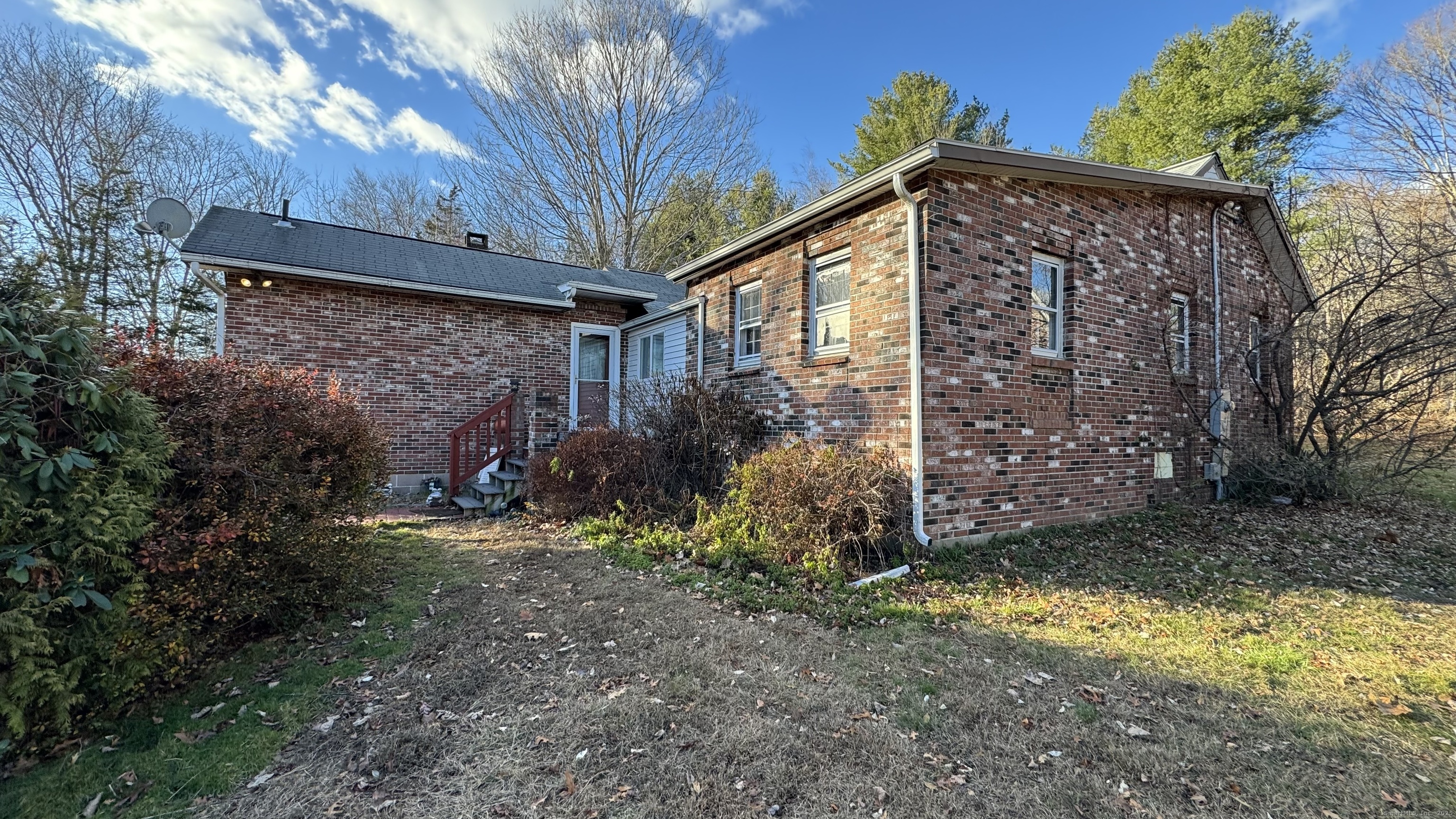 a view of a house with a yard