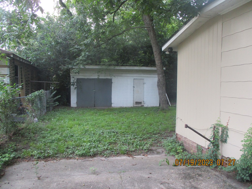 1036 Calvin Avenue Columbus, GA 31903 - Photo 5 of 23 a backyard of a house with lots of green space
