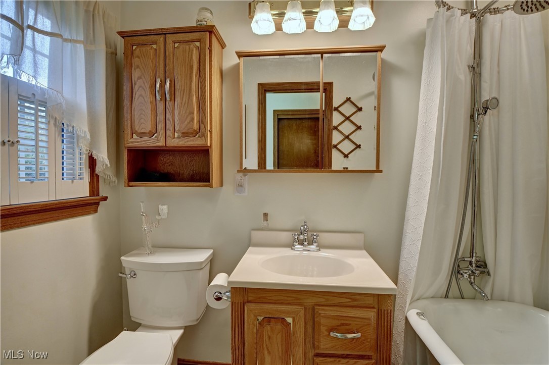 14965 Seacrist Road Salem, OH 44460 - Photo 15 of 43 Bathroom with a soaking tub, vanity, and curtained shower