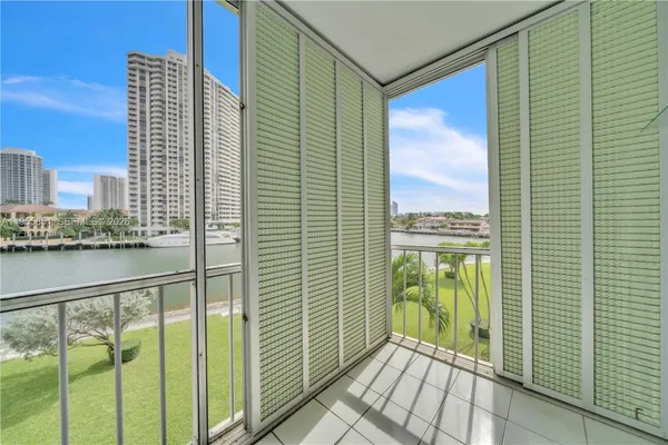 $1,850 | 3030 Marcos Drive, Unit T409, Aventura, FL 33160