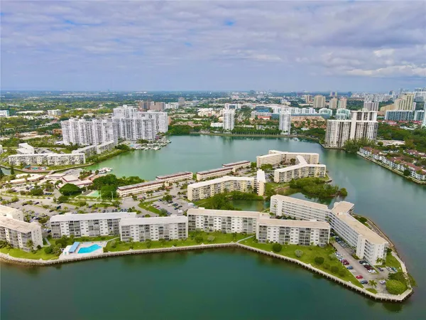$1,850 | 3030 Marcos Drive, Unit T409, Aventura, FL 33160