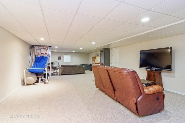 20 Lochbrook Lane Inverness, IL 60010 - Photo 14 of 27 a living room with furniture and a flat screen tv