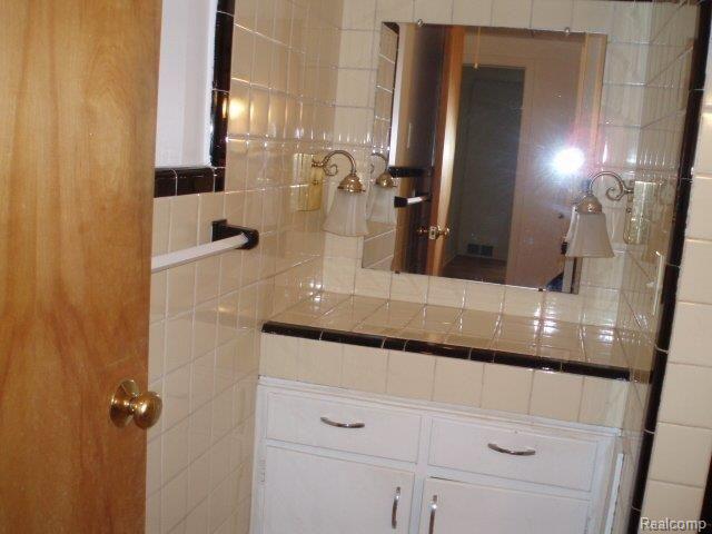 2830 Bamlet Road Royal Oak, MI 48073 - Photo 17 of 18 Vanity full bath