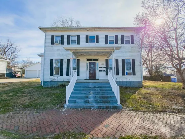 $109,900 | 223 East 3rd Street, Mount Carmel, IL 62863