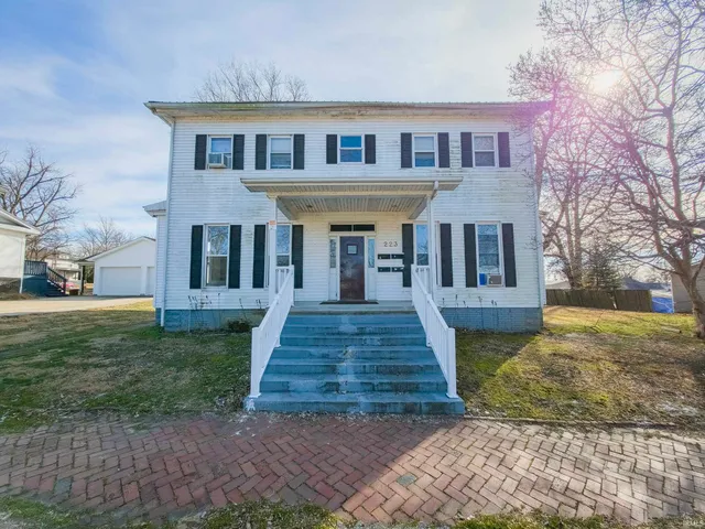 $109,900 | 223 East 3rd Street, Mount Carmel, IL 62863