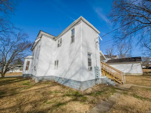 $109,900 | 223 East 3rd Street, Mount Carmel, IL 62863