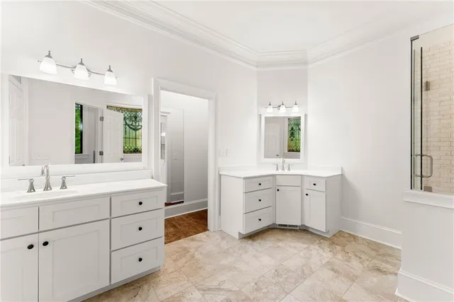 a black and white photo of a room