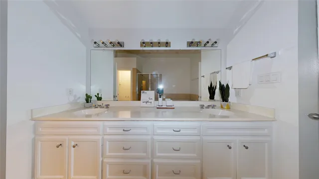 a view of room with a ceiling fan