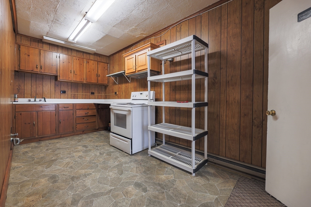 385 Pleasant Street Worcester, MA 01609 - Photo 20 of 29