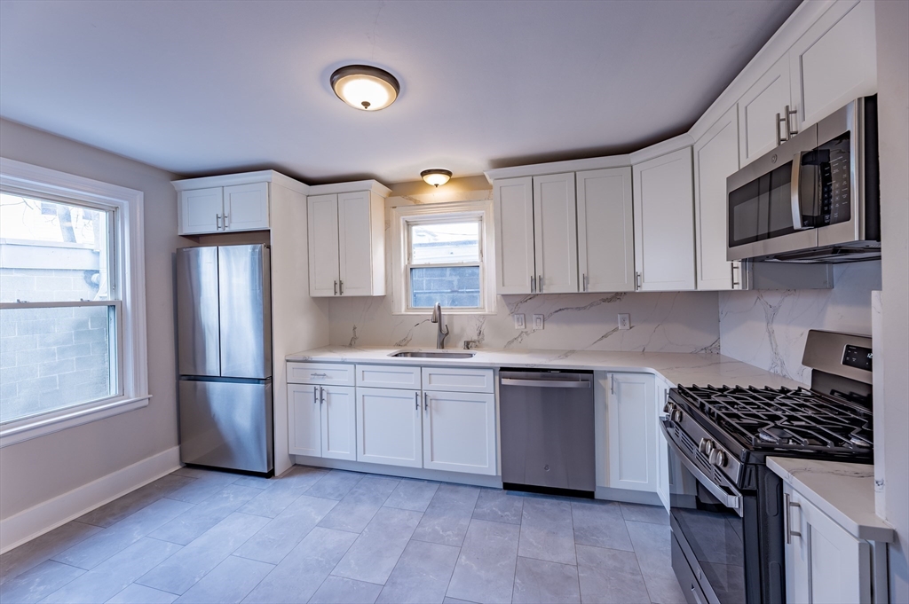 385 Pleasant Street Worcester, MA 01609 - Photo 3 of 29