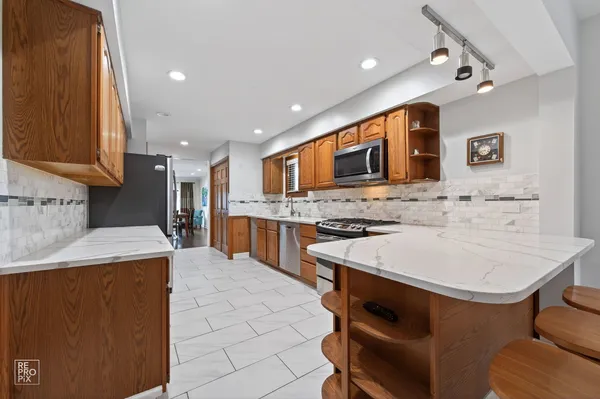 $849,000 | 221 East Grantley Avenue, Elmhurst, IL 60126