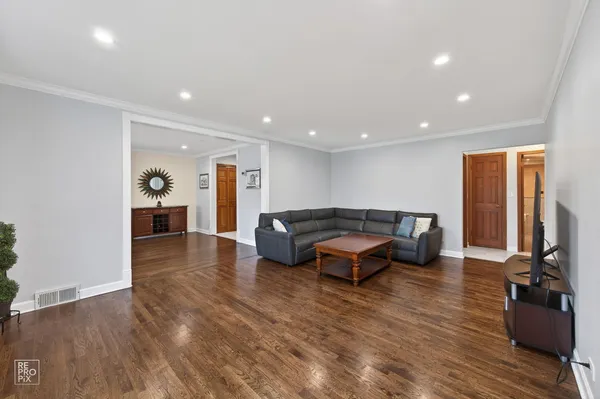$849,000 | 221 East Grantley Avenue, Elmhurst, IL 60126