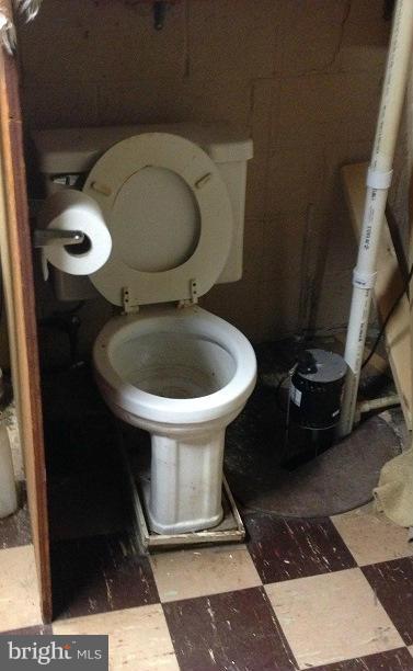 455 Torner Road Baltimore, MD 21221 - Photo 11 of 30 a bathroom with a toilet and a mirror
