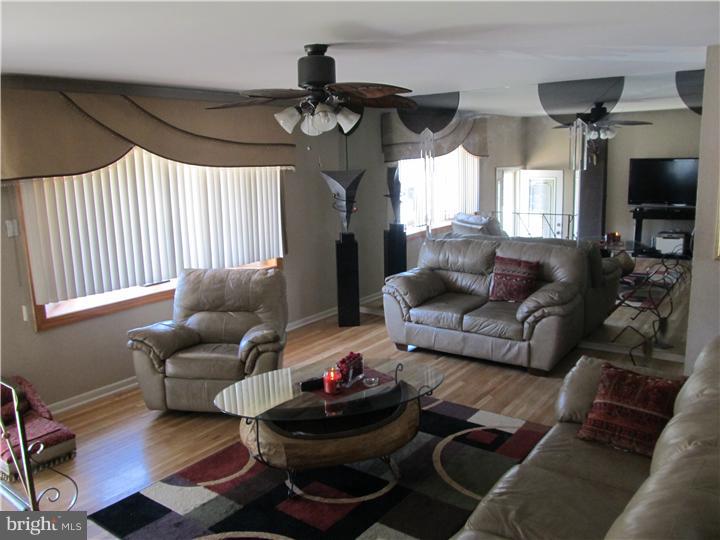 12325 Wyndom Road Philadelphia, PA 19154 - Photo 2 of 16 Living Room