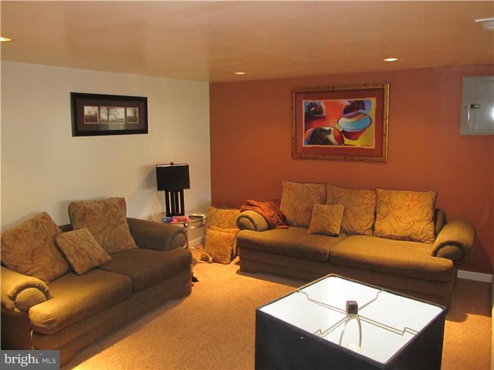 12325 Wyndom Road Philadelphia, PA 19154 - Photo 13 of 16 Family Room