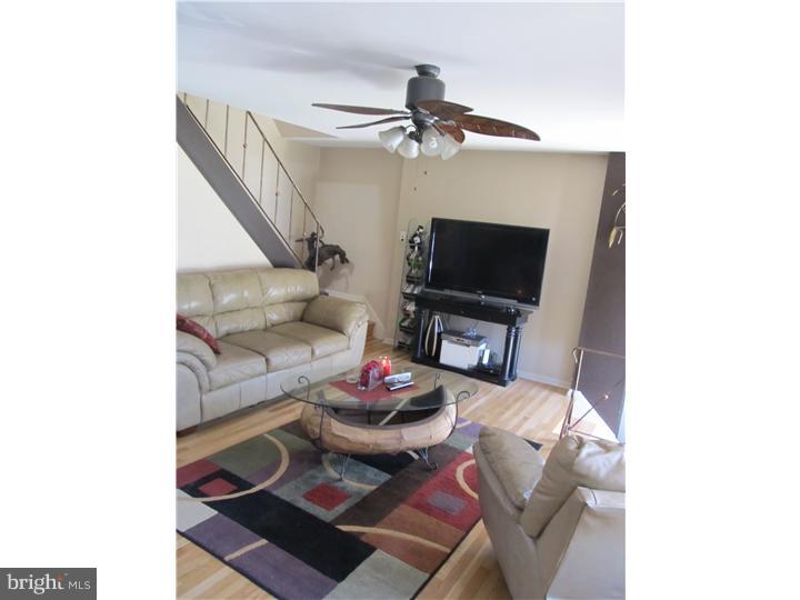 12325 Wyndom Road Philadelphia, PA 19154 - Photo 3 of 16 Living Room