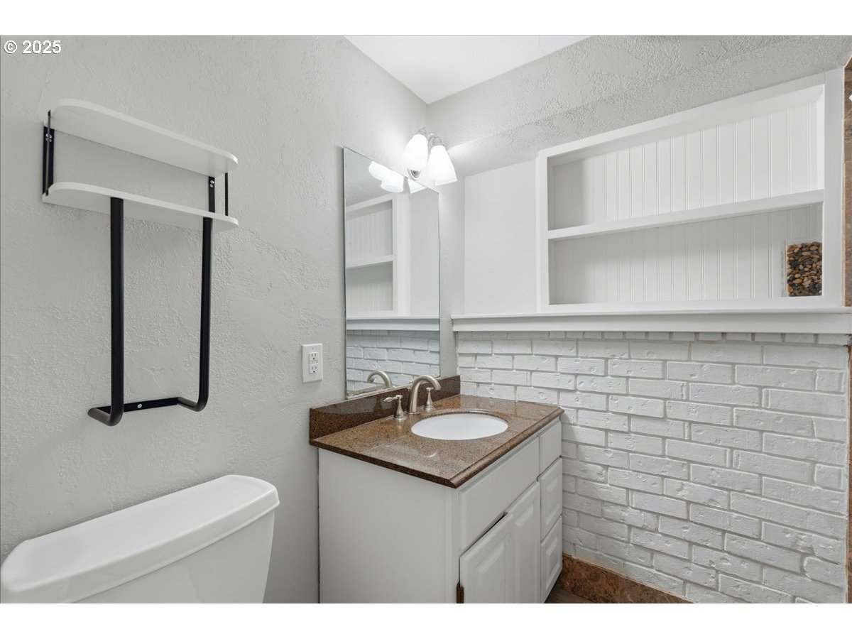 1371 Northeast Barnes Court Gresham, OR 97030 - Photo 33 of 48 Bathroom