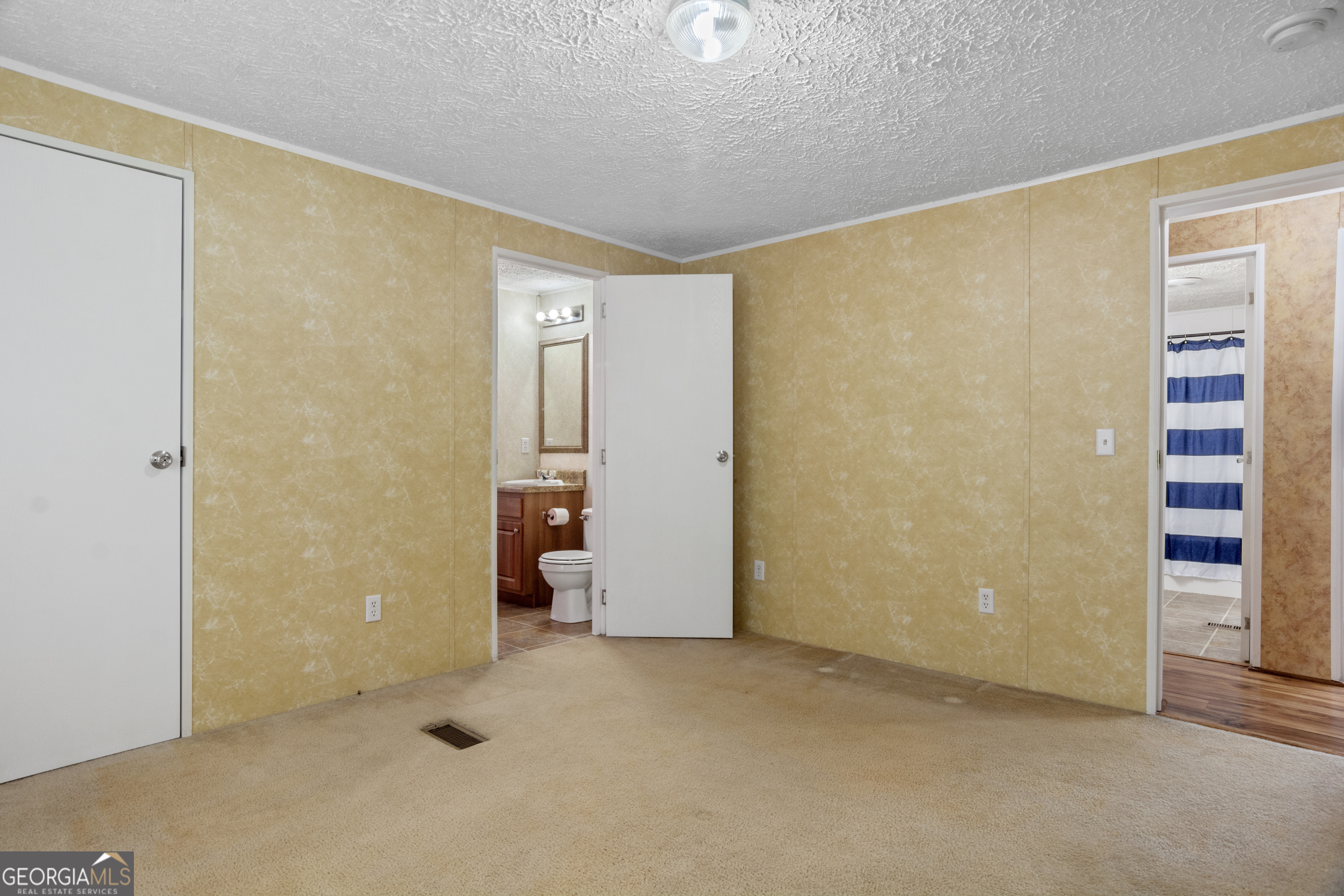907 Sheppard Road Tennille, GA 31089 - Photo 39 of 54 an empty room with closet and entryway