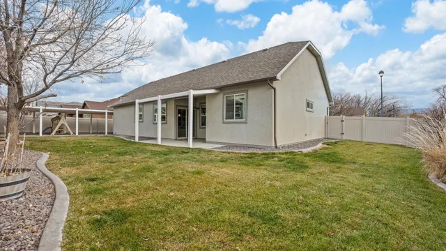 a view of a backyard